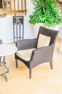 oturma odasında kanepede yastık