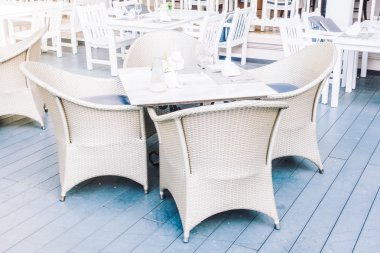 masa ve sandalye restoranda yemek için ayarlama