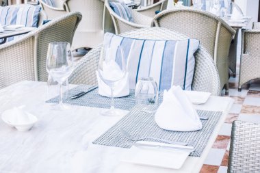 masa ve sandalye restoranda yemek için ayarlama