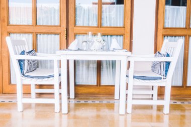 masa ve sandalyeler restoranda yemek için ayarlama