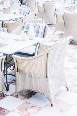 masa ve sandalye restoranda yemek için ayarlama