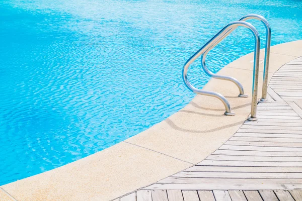 Luxe zwembad buiten — Stockfoto