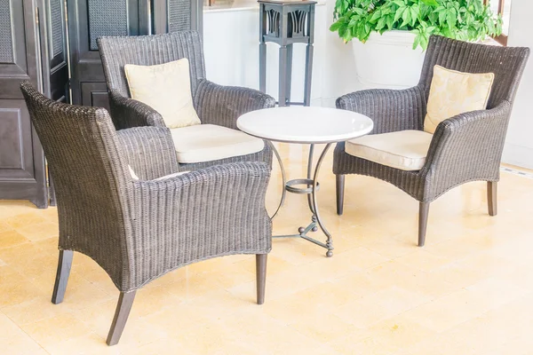 oturma odasında kanepede yastık