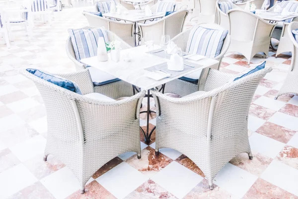 Mesas e cadeiras para jantar no restaurante — Fotografia de Stock