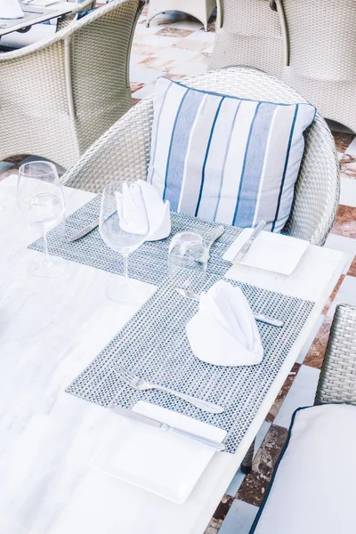 Mesas y sillas de ajuste para cenar en el restaurante — Foto de Stock