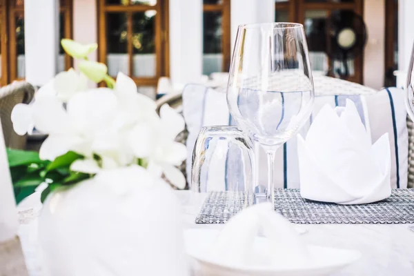 Table setting decoration in restaurant — Stock Photo, Image