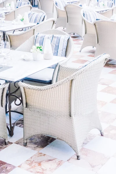 Tische und Stühle für Abendessen im Restaurant — Stockfoto