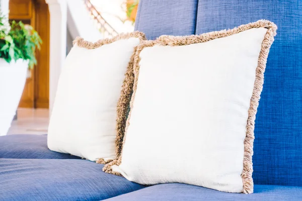 Almohadas en el sofá en la sala de estar —  Fotos de Stock