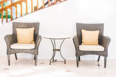 oturma odasında kanepede yastık