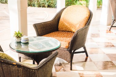 oturma odasında kanepede yastık