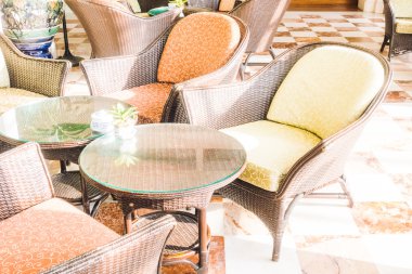 oturma odasında kanepede yastık