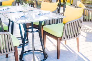 masa ve sandalye restoranda yemek için ayarlama