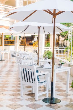 masa ve sandalye restoranda yemek için ayarlama