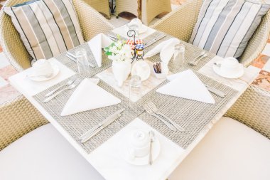 masa ve sandalyeler restoranda yemek için ayarlama