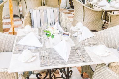 masa ve sandalye restoranda yemek için ayarlama