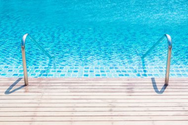 Otel havuzunda yüzme havuzu