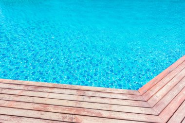 Otel havuzunda yüzme havuzu