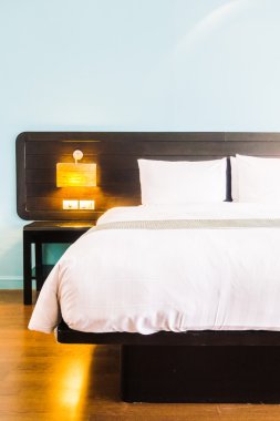 yastık yatak ve duvar ışık lamba