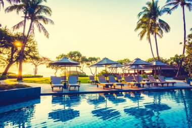 Şemsiye ile Hindistan cevizi hurma ağaçlarının Silhouettes