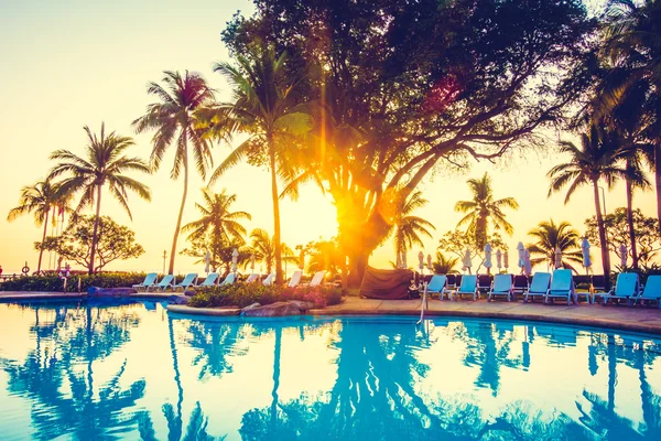 açık şemsiye ve havuz etrafında sandalyeler