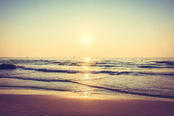 Sunrise beach ve deniz — Stok fotoğraf