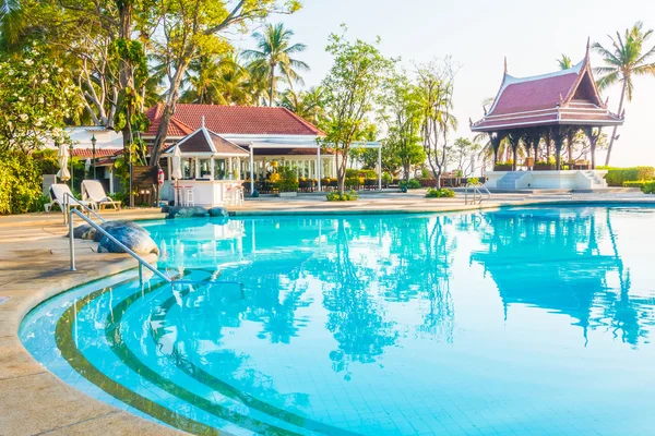 Beautiful luxury outdoor swimming pool — Stock Photo, Image