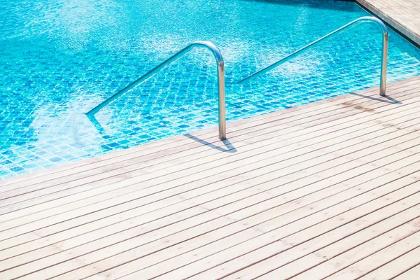 Swimming pool in hotel resort — Stock Photo, Image