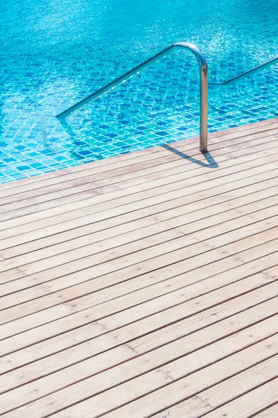 Swimmingpool på hotellanläggning — Stockfoto