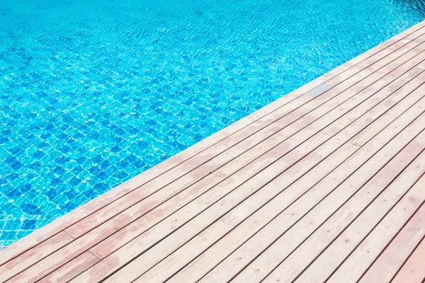 Swimmingpool på hotellanläggning — Stockfoto