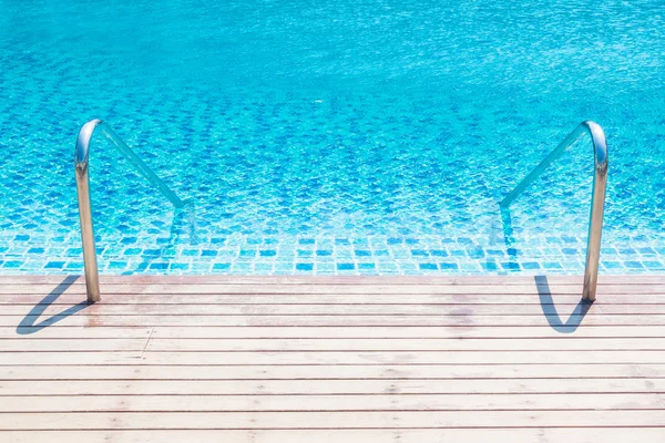 Otel havuzunda yüzme havuzu