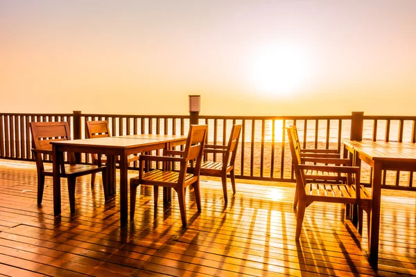 Chaises et tables vides extérieures sur la plage — Photo