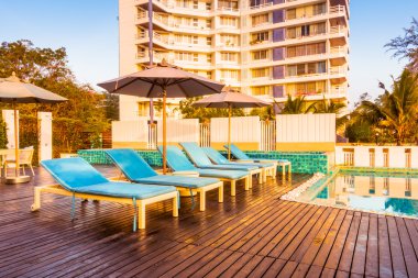 Şemsiye ve Yüzme Havuzu etrafında sandalye