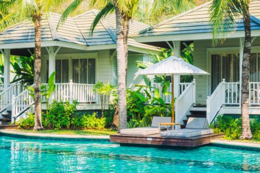 Şemsiyeleri ve sandalyeler Yüzme Havuzu etrafında