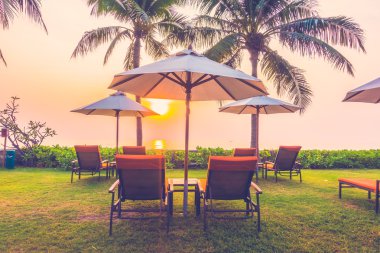 Boş şemsiye ve plaj sandalye