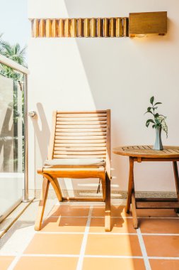 Boş sandalye ve masa