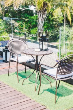 Boş masa ve sandalye