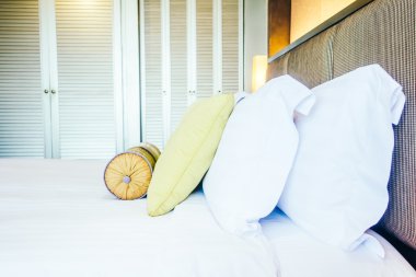 yatakta ışık lamba ile lüks yastıklar