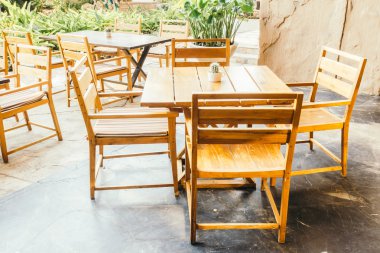 Boş masa ve sandalye