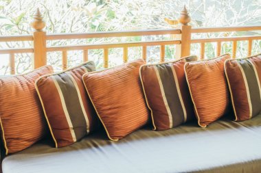 oturma odasında kanepede yastık