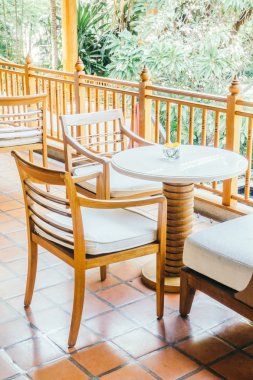 oturma odasında kanepede yastık