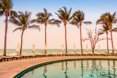 Otel havuzunda yüzme havuzu