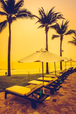 Siluetleri lüks şemsiyeleri ve sandalyeler