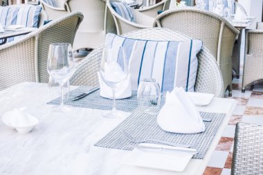 Boş masa ve sandalyeler yemek için ayarlama