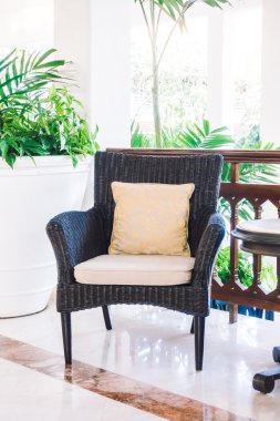 oturma odasında kanepede yastık