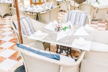 Boş masa ve sandalyeler yemek için ayarlama