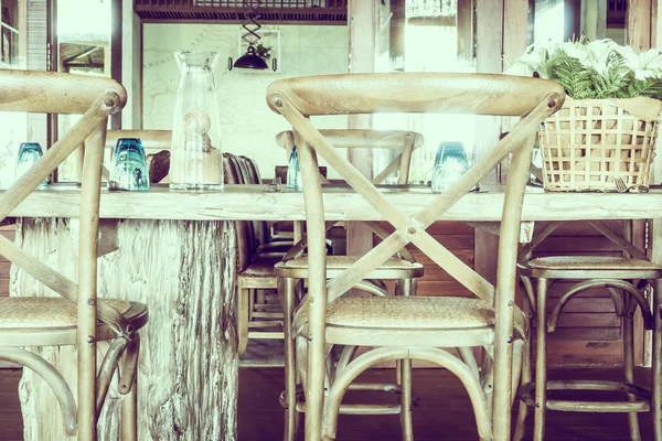 Pusty stół i krzesła — Zdjęcie stockowe