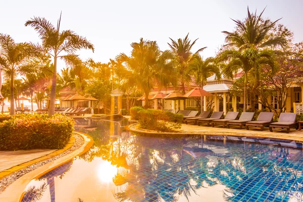 Resort piscina em horário de pôr do sol — Fotografia de Stock