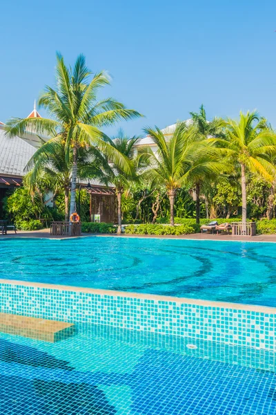 Piscine avec palmiers et mer — Photo