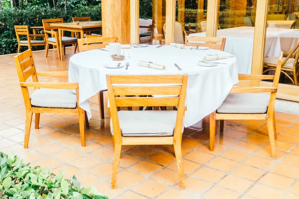 Židle a stůl v restauraci — Stock fotografie