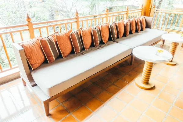Kussens op sofa in de woonkamer — Stockfoto